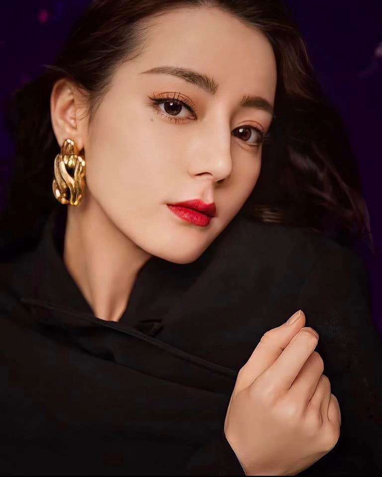 Dưa:  Phim mới của Địch Lệ Nhiệt Ba sẽ vào vai một nữ luật sư, cô ấy đang tìm thầy dạy về mảng này để thêm kiến thức chuyên môn