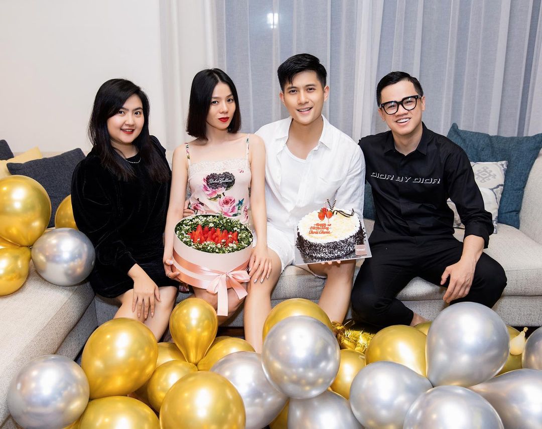 Vượt lên tất cả, cặp đôi này vẫn khẳng định sức nóng của tình yêu, độ hot chẳng thua kém ai trong showbiz