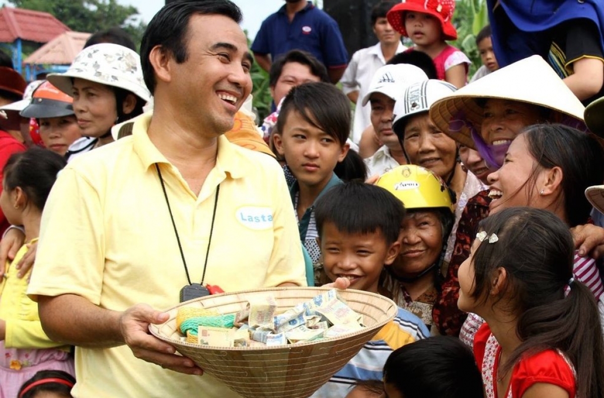 Đảm nhận vai trò MC nhiều chương trình vì cộng đồng, Quyền Linh được xem là 'Phật sống' khi thường xuyên hỗ trợ những hoàn cảnh khó khăn