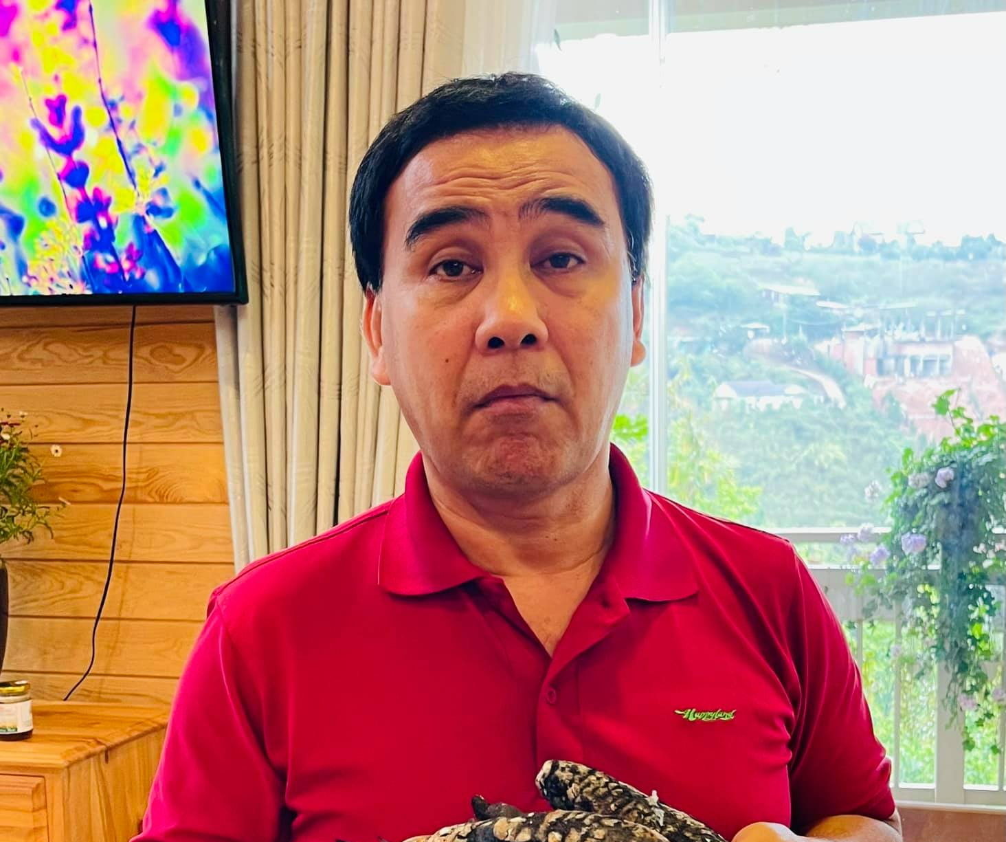 Quyền Linh nghẹn ngào bộc bạch, bản thân anh cũng rất ghét khóc nhưng khi nghe những câu chuyện mà lực lượng tuyến đầu đã trải qua khiến anh rất đau lòng