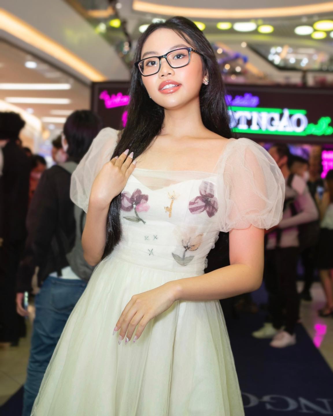 Trong sự kiện mới đây, Phương Mỹ Chi gây chấn động bởi tạo hình thanh tú, khả ái. Đặc biệt cô ưu ái lựa chọn đôi cao gót đến từ nhà mốt danh giá