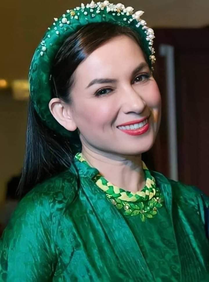 Wendy Phạm tiếp tục đăng tải hình ảnh lúc sinh thời của Phi Nhung. Trong ảnh giọng ca Bông Điên Điển diện áo dài xanh, miệng nở nụ cười tươi, an yên và tự tại Wendy Phạm tiếp tục đăng tải hình ảnh lúc sinh thời của Phi Nhung. Trong ảnh giọng ca Bông Điên Điển diện áo dài xanh, miệng nở nụ cười tươi, an yên và tự tại
