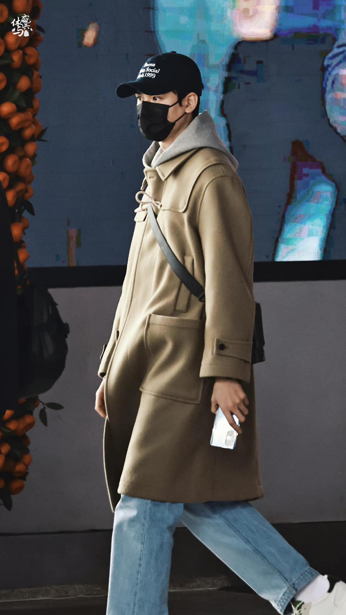 Cung Tuấn bay đến để ghi hình show Xin Chào Thứ 7. Tạo hình sân bay rất điển trai.