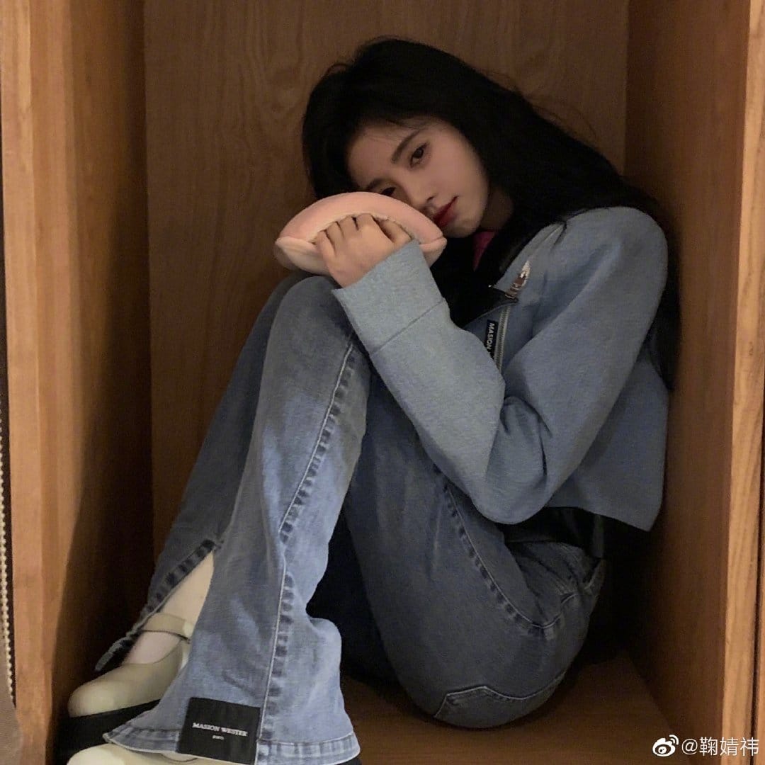 Dưa: Cúc Tịnh Y trước đây cùng Ti Ba muốn thỏa thuận lại quyền lợi lên tiếng của cô ấy, Ti Ba không đồng ý, cuối cùng không lay chuyển được công ty tài nguyên của cô ấy trực tiếp giáng cấp, bạn diễn từ nam chính lưu lượng biến thành tuyến 18, công ty cũng không tích cực tìm tài nguyên cho, trong khoảng thời gian này đều là cô ấy tự mình tìm tài nguyên.