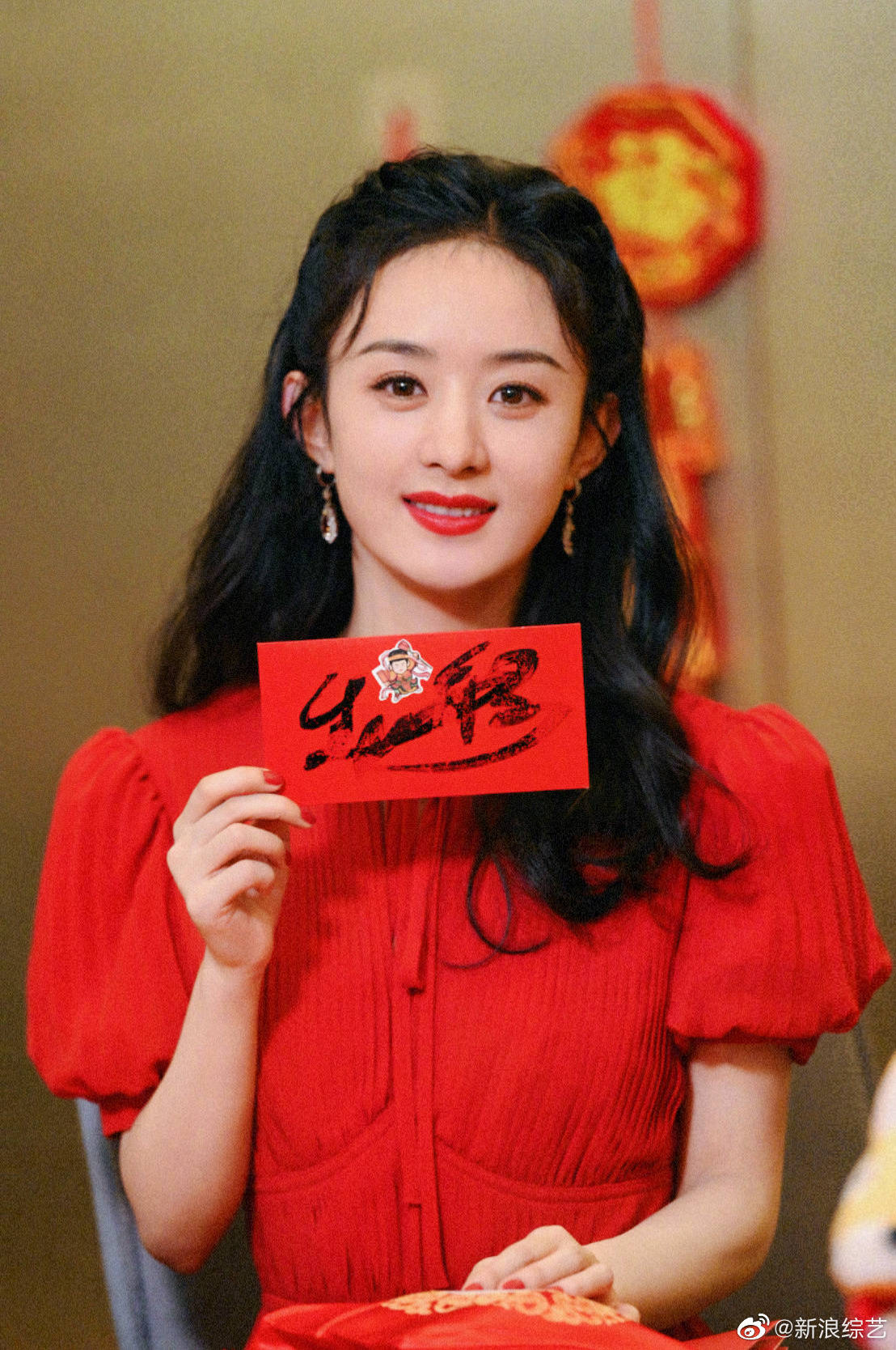 Dưa: Đoàn đội của Triệu Lệ Dĩnh coi trọng chất lượng tài nguyên hơn số lượng, lựa chọn đại ngôn cũng vô cùng cẩn trọng. Để giải tỏa áp lực, Triệu Lệ Dĩnh thường ăn que cay, còn chia cho nhân viên công tác xung quanh ăn cùng