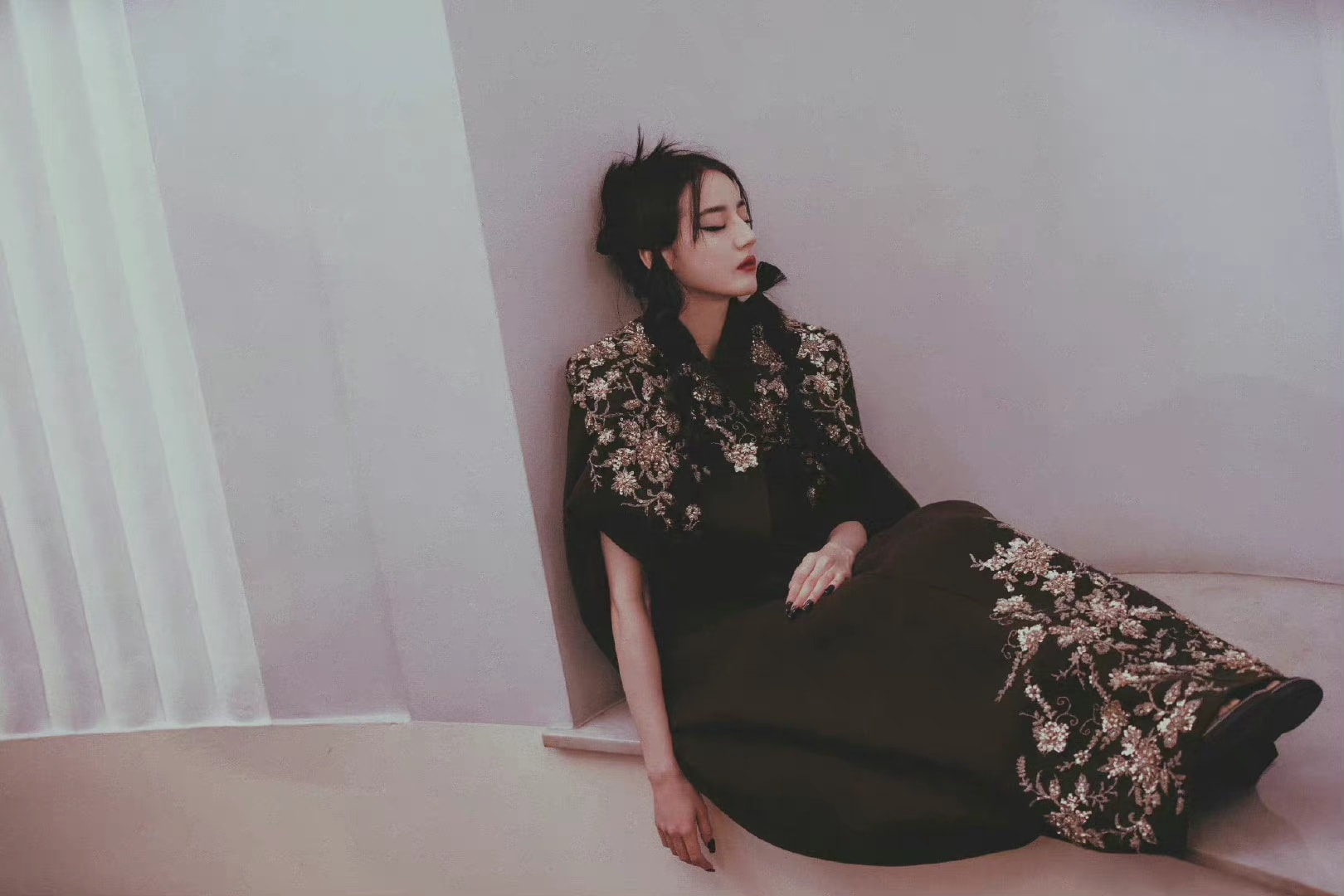 Dưa: Địch Lệ Nhiệt Ba gần đây đang nghiên cứu một bộ hiện đại, bởi vì đoàn đội cảm thấy tạo hình hiện đại của cô ấy tương đối có ưu thế​