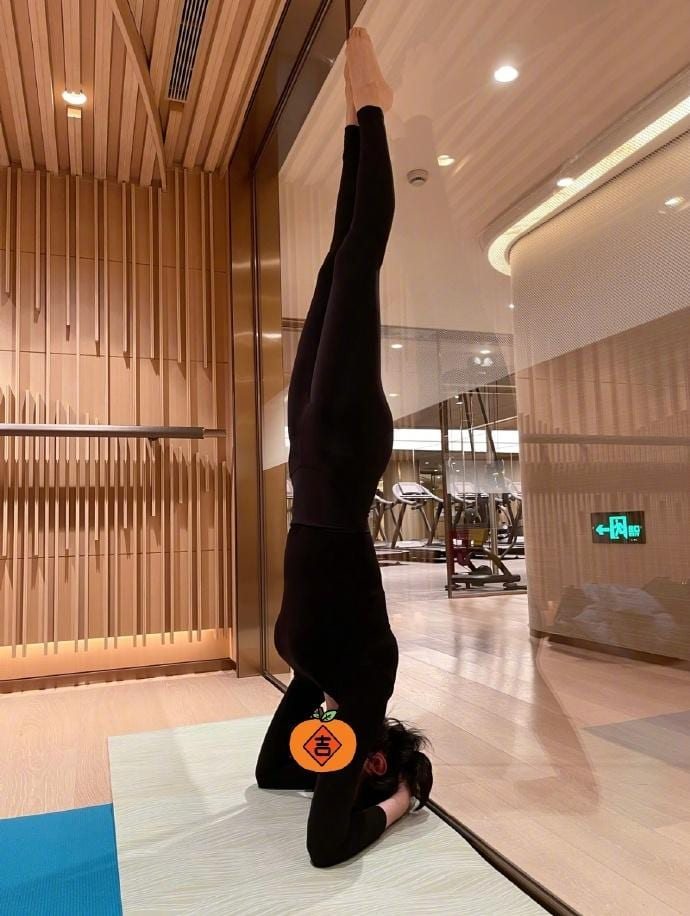 Hề Mộng Dao đăng tải bức ảnh tập yoga kèm dòng trạng thái: 'Mục tiêu tiếp theo là không dựa vào tường!. Siêu mẫu nội y khiến cư dân mạng không khỏi ghen tị với body săn chắc, gọn gàng dù mới sinh con thứ 2.