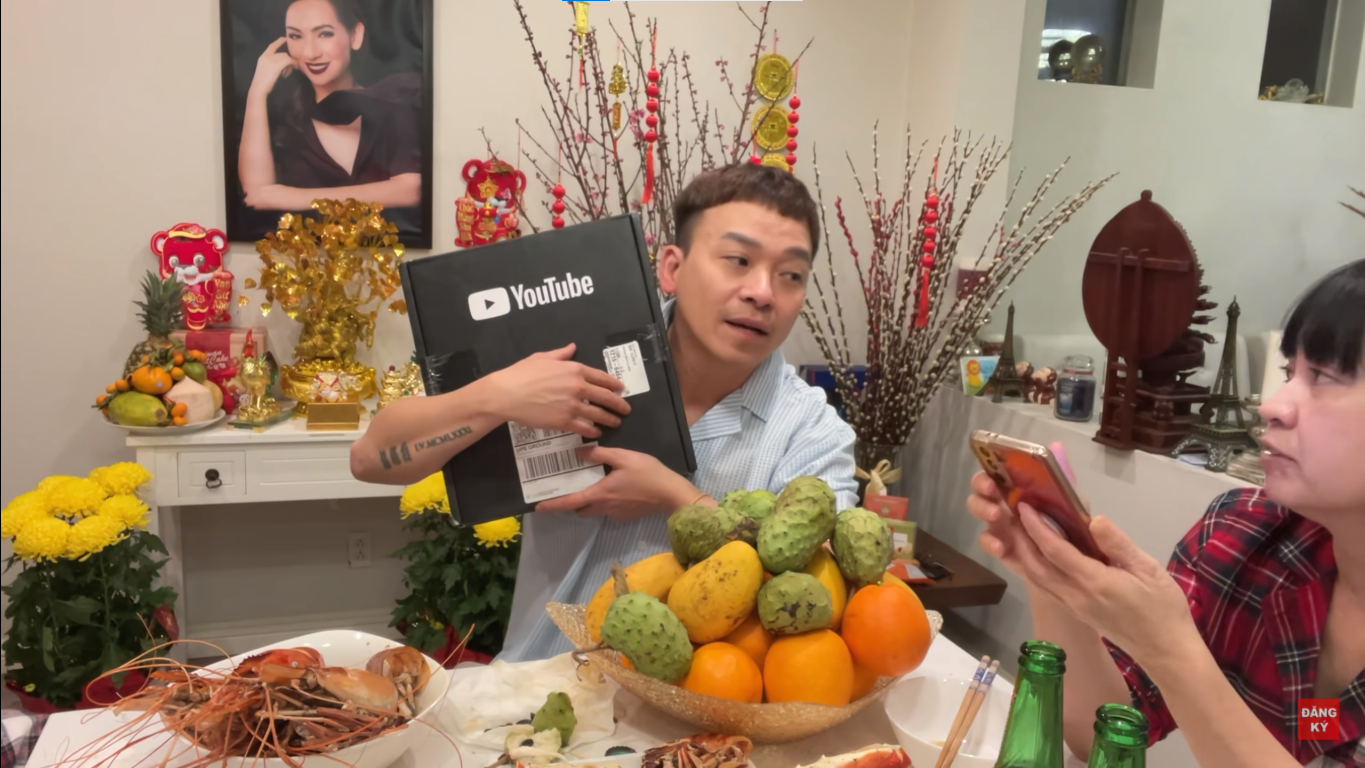 Anh tổ chức một bữa tiệc liên hoan nhỏ trước bàn thờ chị. Tuy không mâm cao cỗ đầy, nhưng hình ảnh anh nở nụ cười tươi như muốn chia sẻ niềm vui cùng chị khiến khán giả nghẹn ngào