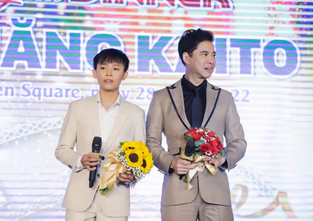 Con nuôi Phi Nhung xuất hiện bảnh bao tại show diễn mới đây