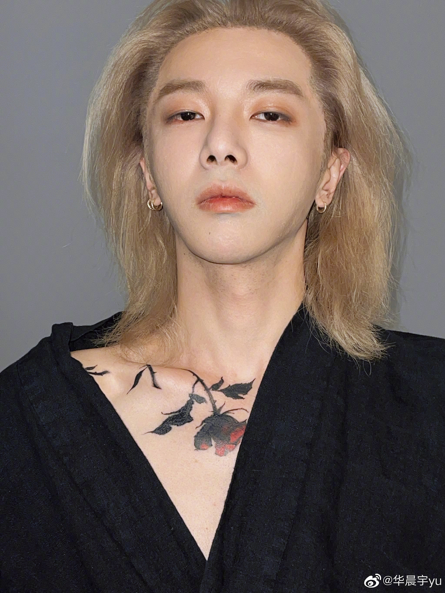 Mới đây, Hoa Thần Vũ cho đăng tải hình ảnh mình trong tạo hình mới lạ với mái tóc vàng kim và hình xăm hoa hồng