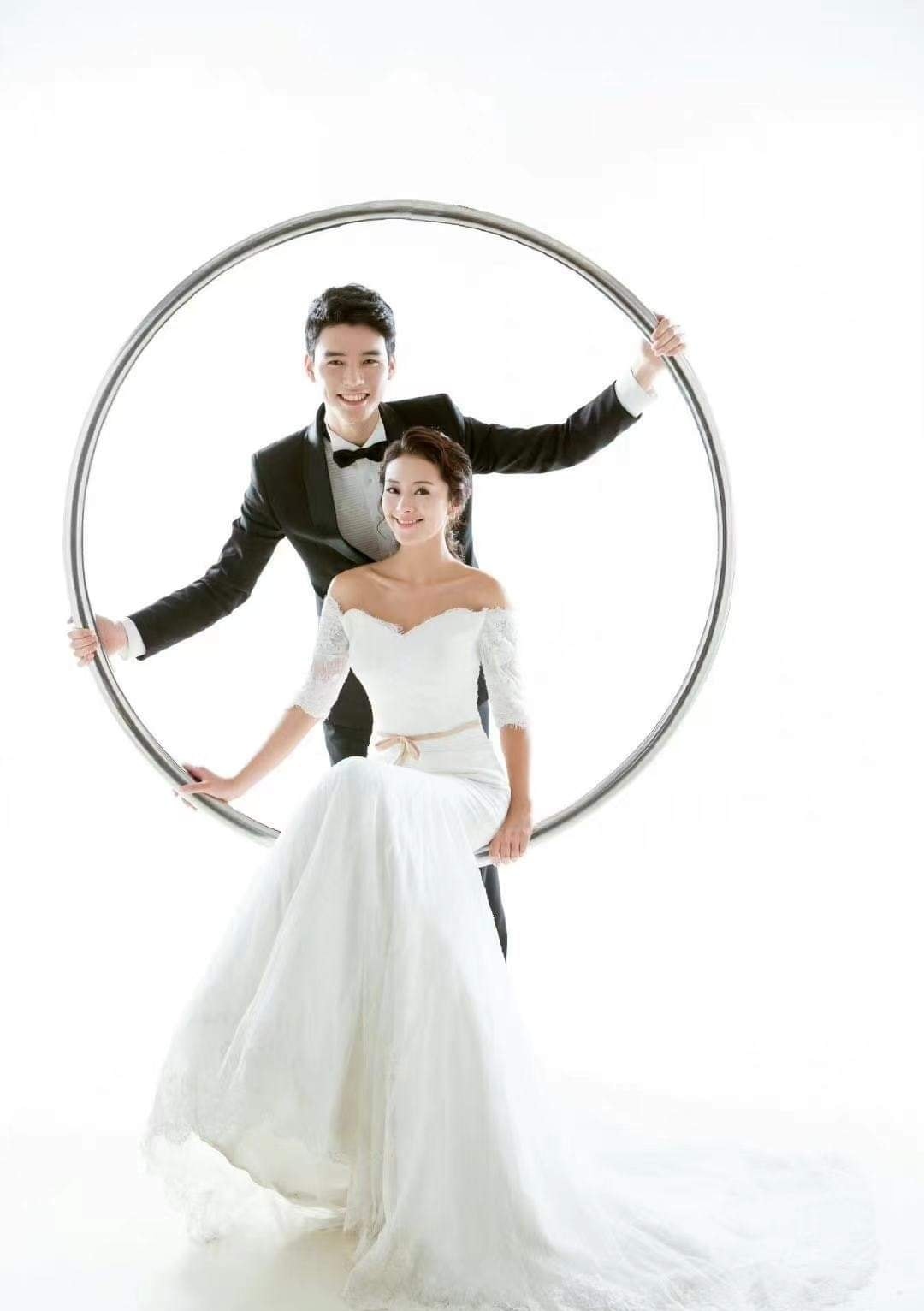 Hôm nay, các blogger thi nhau đào lại loạt 'ảnh cưới', được chụp khi Cung Tuấn còn làm mẫu ảnh. Dưới bài đăng, cư dân mạng bày tỏ sự thích thú và tặng lời khen cho vẻ điển trai, nho nhã của nam diễn viên.