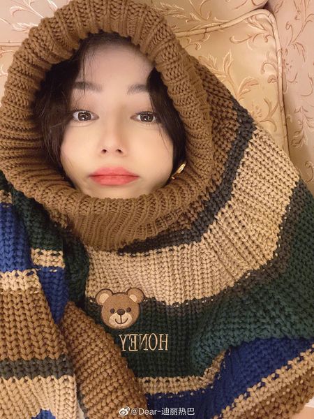 Dưa: Đoàn đội Địch Lệ Nhiệt Ba đang tích cực mở rộng nhân mạch trong vòng chủ lưu