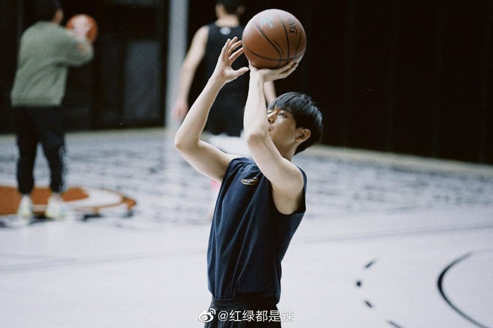 Hình ảnh Lý Hiện chơi bóng rổ gây sốt vì vẻ điển trai nam tính 