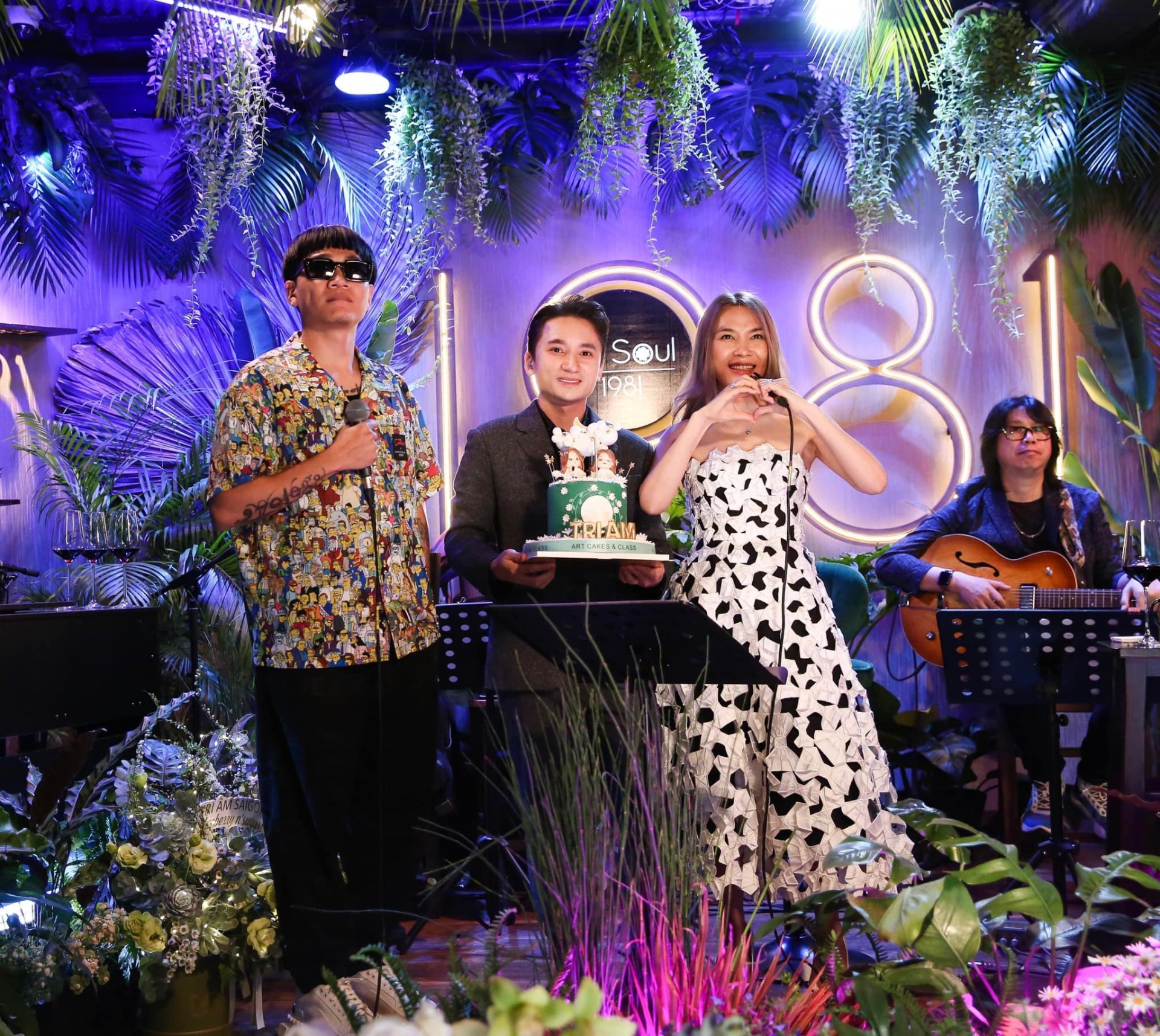 Phan Mạnh Quỳnh đã cùng ekip bí mật tổ chức bữa tiệc sinh nhật cho Mỹ Tâm