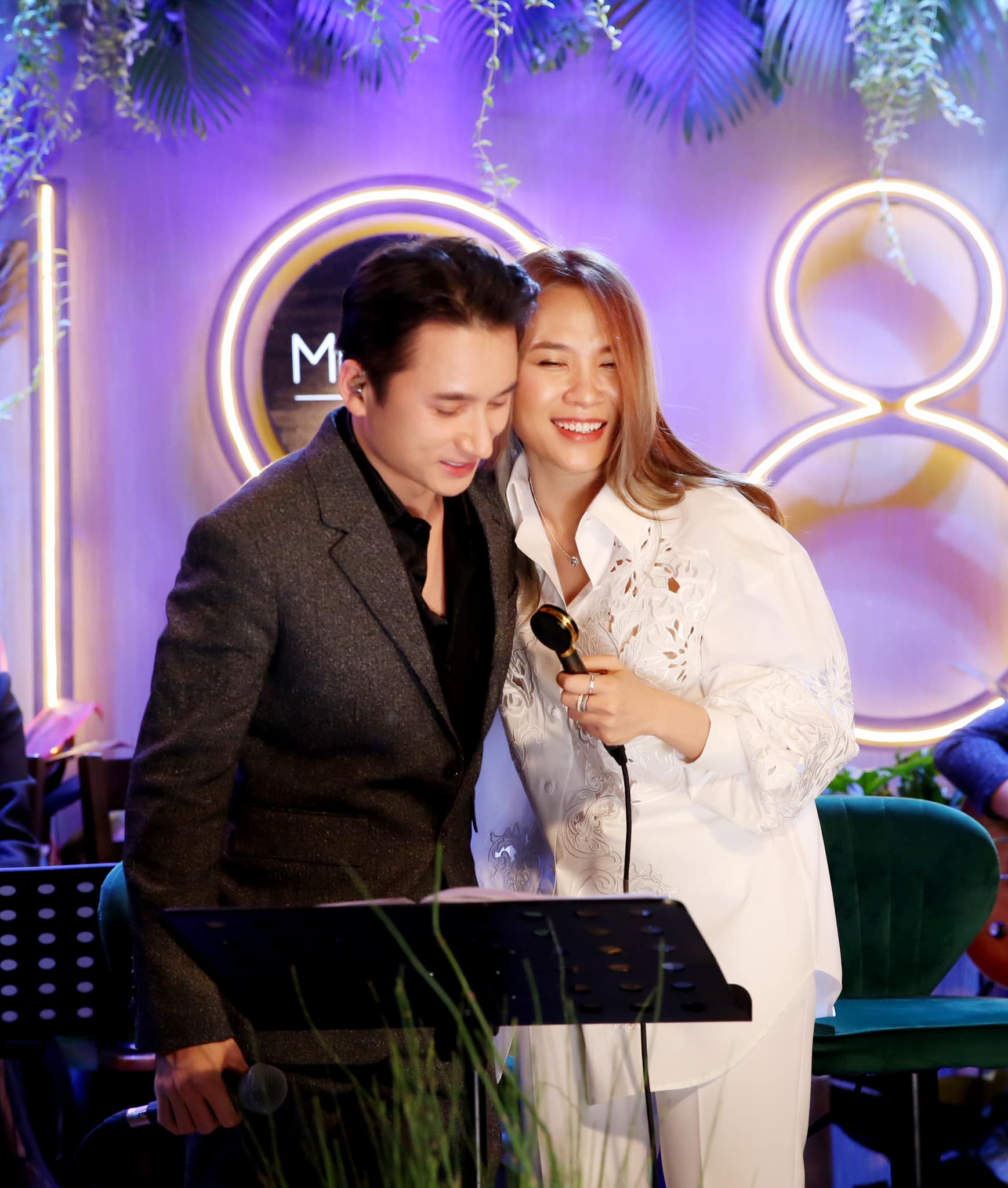 Mỹ Tâm - Phan Mạnh Quỳnh từng có màn kết hợp vô cùng ăn ý trong Album Tâm 9. Từ trước đến nay, cả hai vẫn duy trì tình cảm chị em vô cùng thân thiết