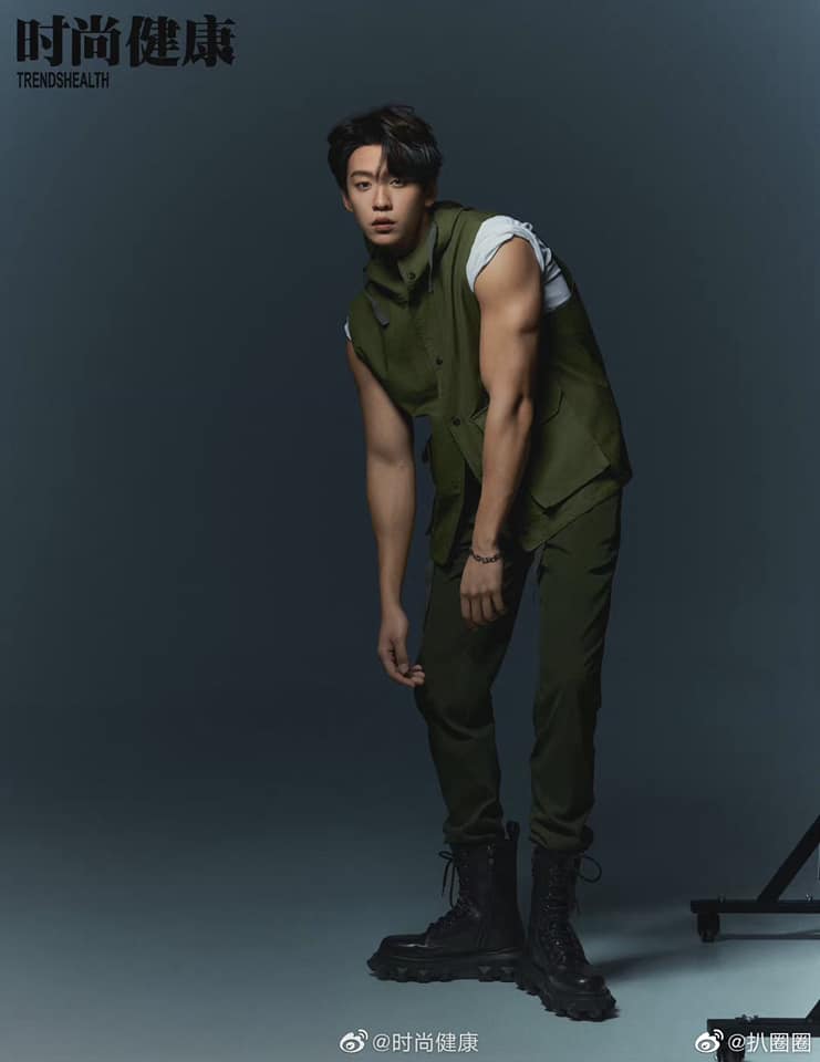 Hôm nay trên weibo đăng tải hình ảnh Dư Cảnh Thiên chụp hình hoạ báo cho một tạp chí. Nam nghệ sĩ khiến Cnet mê mẩn bởi sắc vóc đẹp như tạc tượng