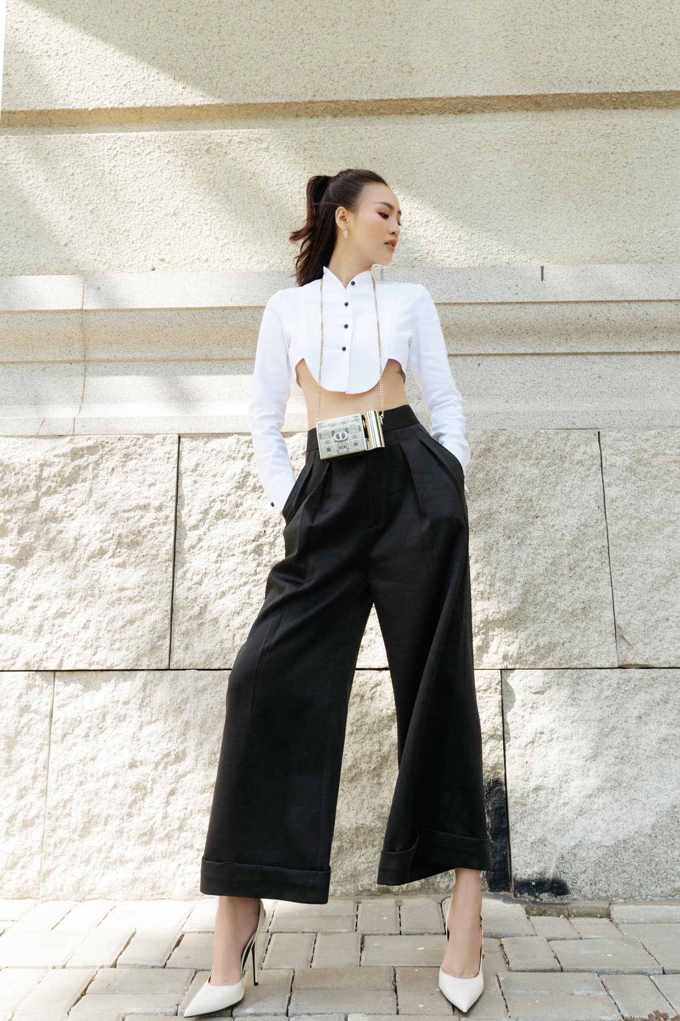 Phong cách thời trang đẳng cấp giúp cô khoe trọn lợi thế vóc dáng