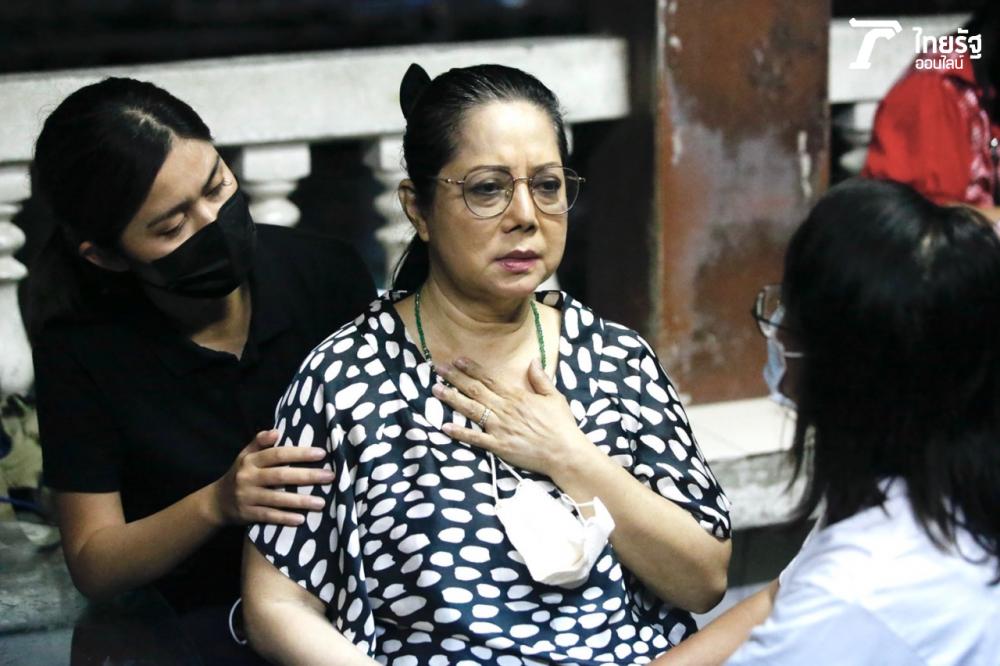 Vì lý do bệnh tật, nên mẹ Tangmo Pattaratida phải uống thuốc chờ tung tích con