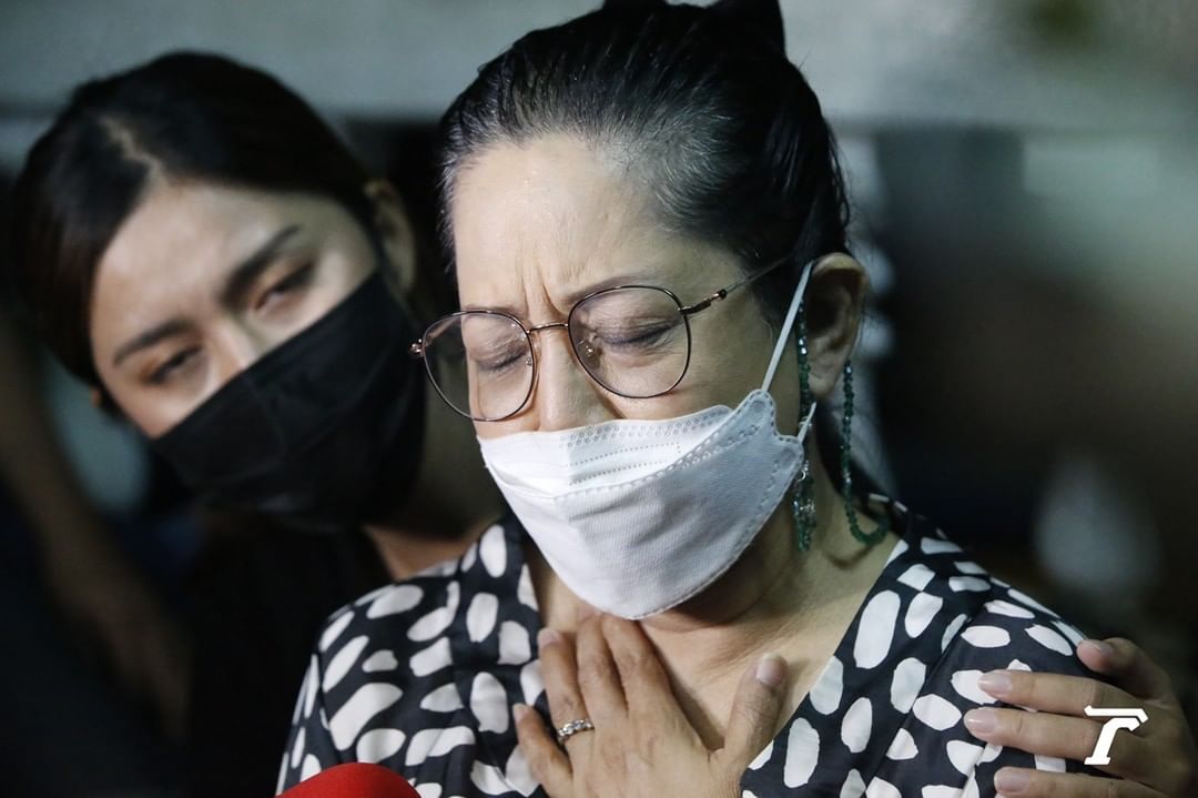 Bố mẹ nữ diễn viên phim Chiếc Lá Bay -  Tangmo Pattaratida có mặt tại hiện trường và ngóng chờ tin tức của con