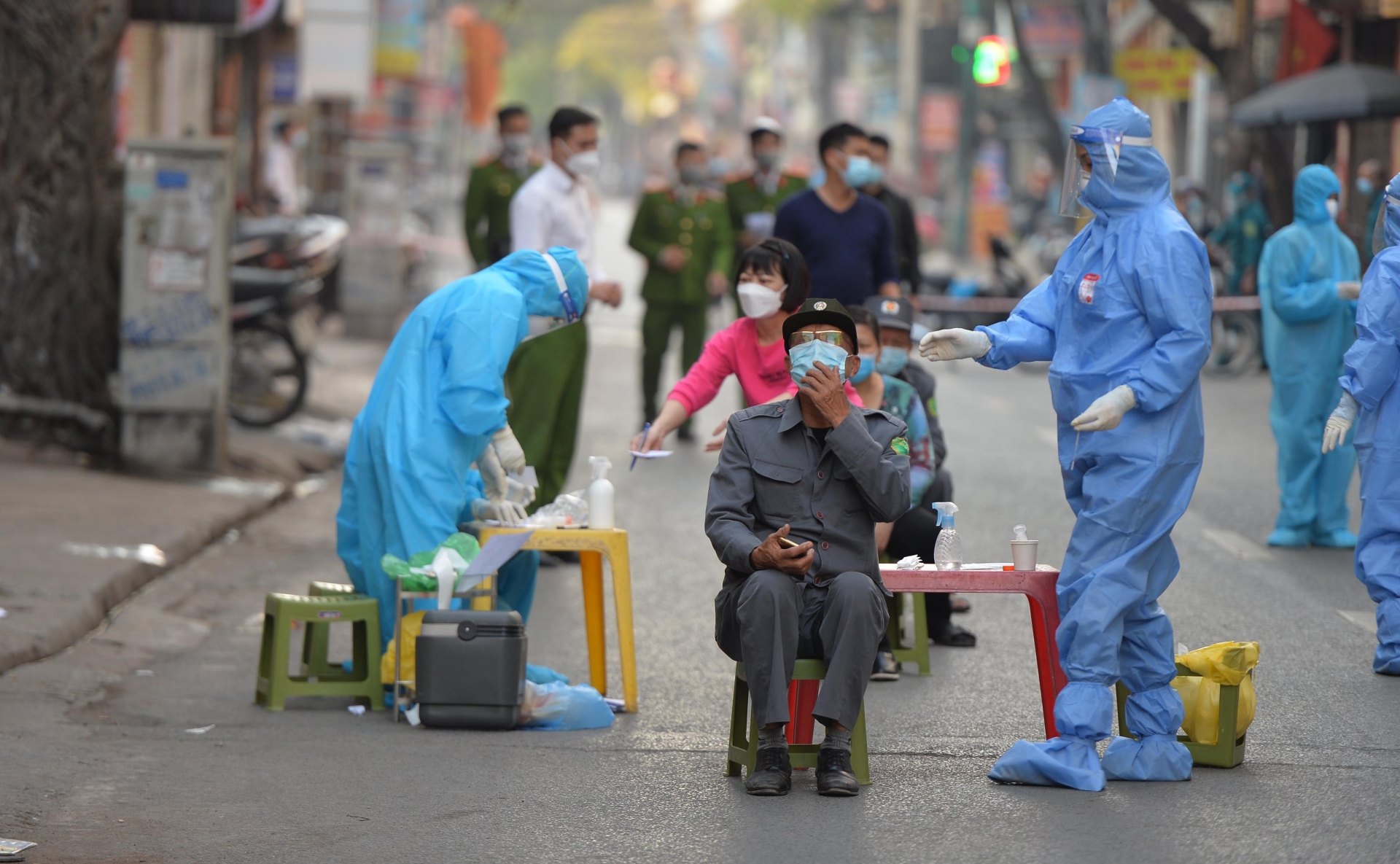 Hà Nội đang khẩn trương giải trình tự gen để đánh giá chủng Omicron. Thành phố đánh giá hai tuần tới là thách thức rất lớn đối với hệ thống y tế cơ sở nếu không kịp đưa ra giải pháp phù hợp. Ảnh minh họa: Thanh Niên