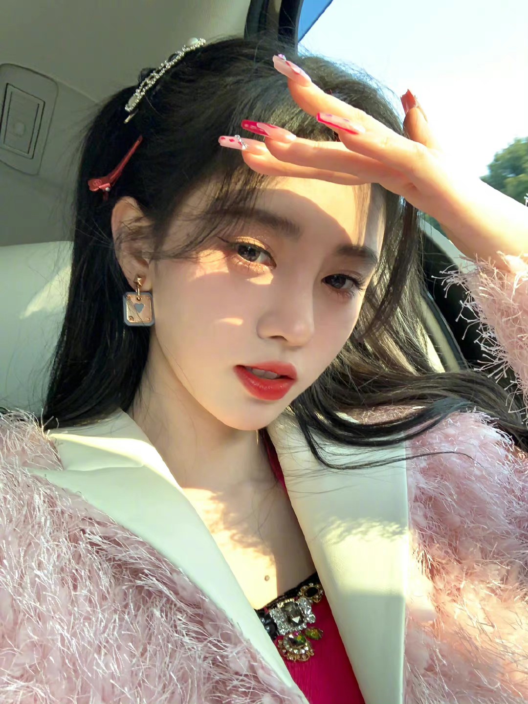 Hình ảnh mới nhất của Cúc Tịnh Y tại sân bay