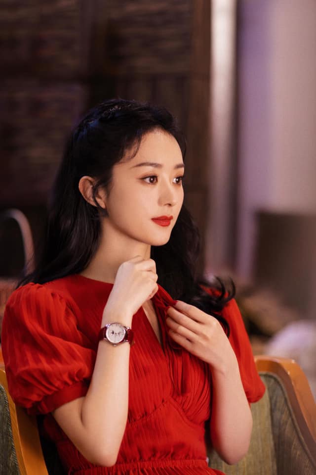 Gần đây Triệu Lệ Dĩnh ném đá vì tin tức mắc bệnh ngôi sao ở phim trường. Tuy nhiên, một số người cho hay sự việc không phải do nữ diễn viên làm, mà là nhân viên công tác sợ cảnh quay bị tiết lộ ra ngoài, muốn kiểm tra di động của chủ tiệm