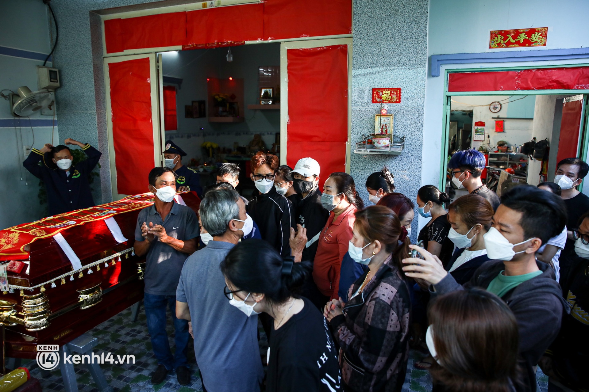 Ngay từ đầu giờ sáng, rất đông bạn bè, hàng xóm đã có mặt tại nhà để tham gia tang lễ của Ốc Bảo Bảo