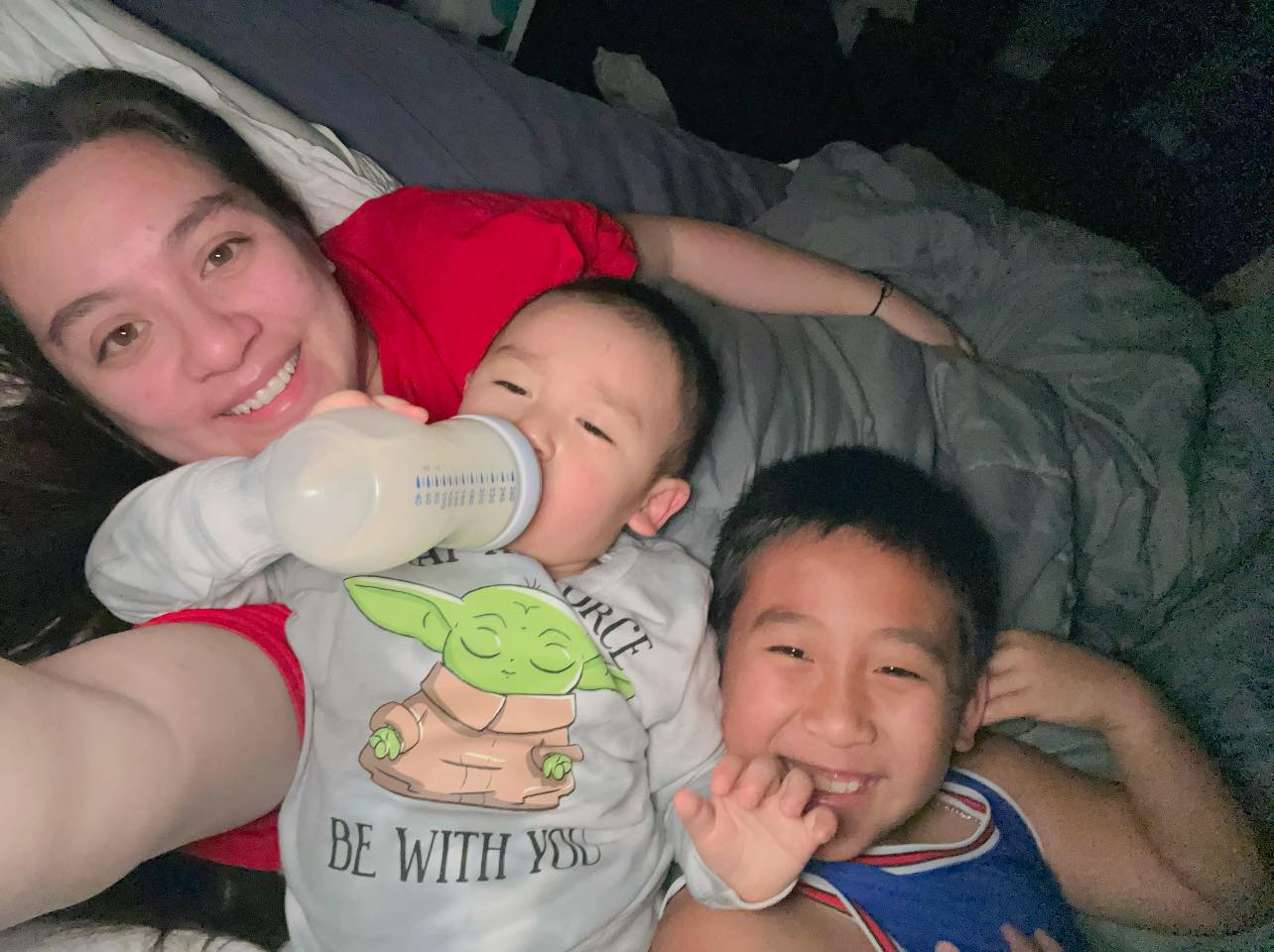 Wendy Phạm cùng nhóc tỳ cười tươi 'sống ảo' ngay trên giường