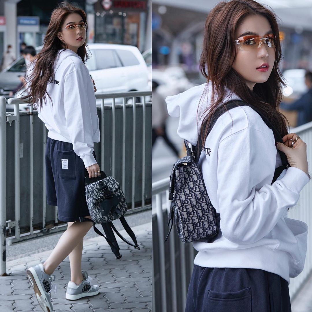 Ngọc Trinh khoe khoảnh khắc thả dáng giữa phố. Tuy nhiên lần này, chân dài xứ Trà khiến dân tình 'là lạ' khi lên đồ kín như bưng