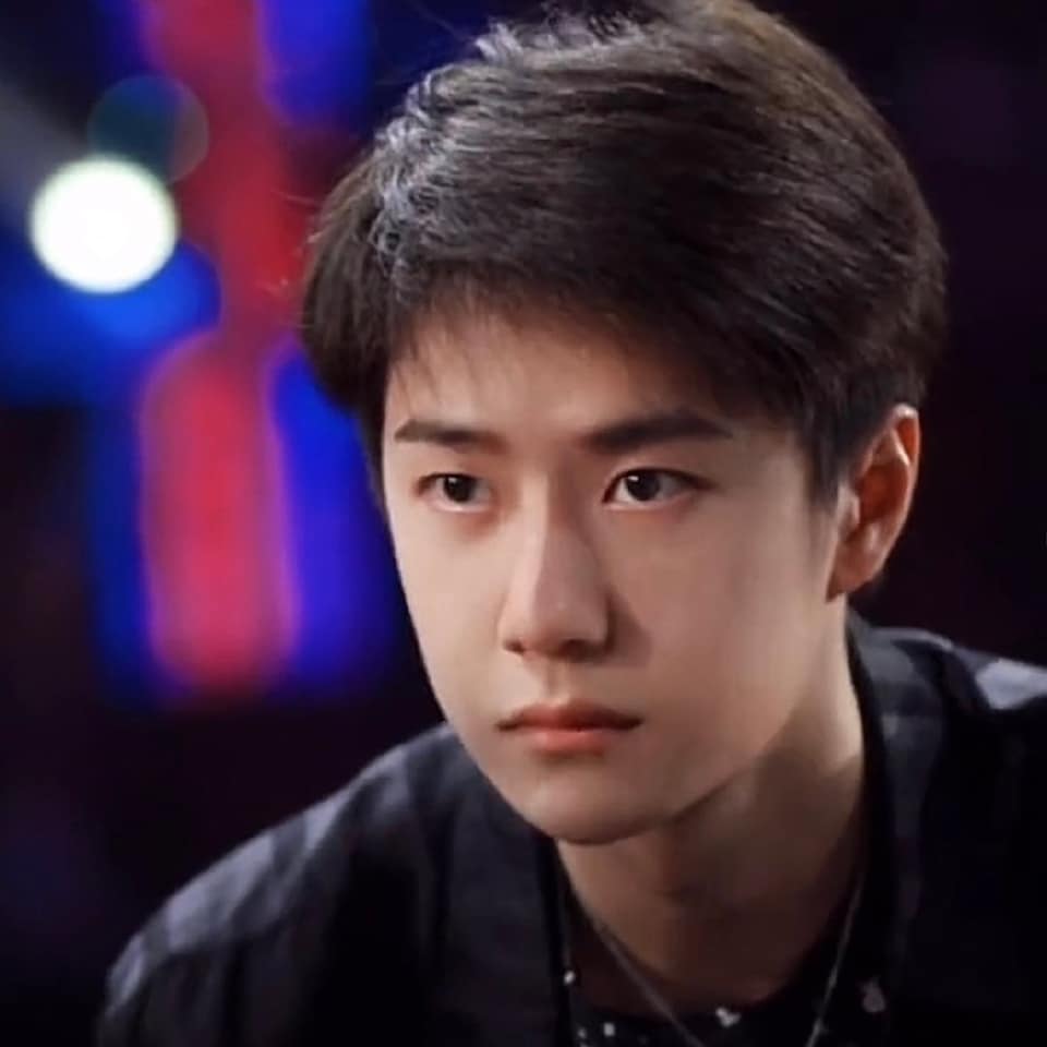 Vương Nhất Bác đang tiếp xúc với một hợp động đại ngôn của thương hiệu xa xỉ