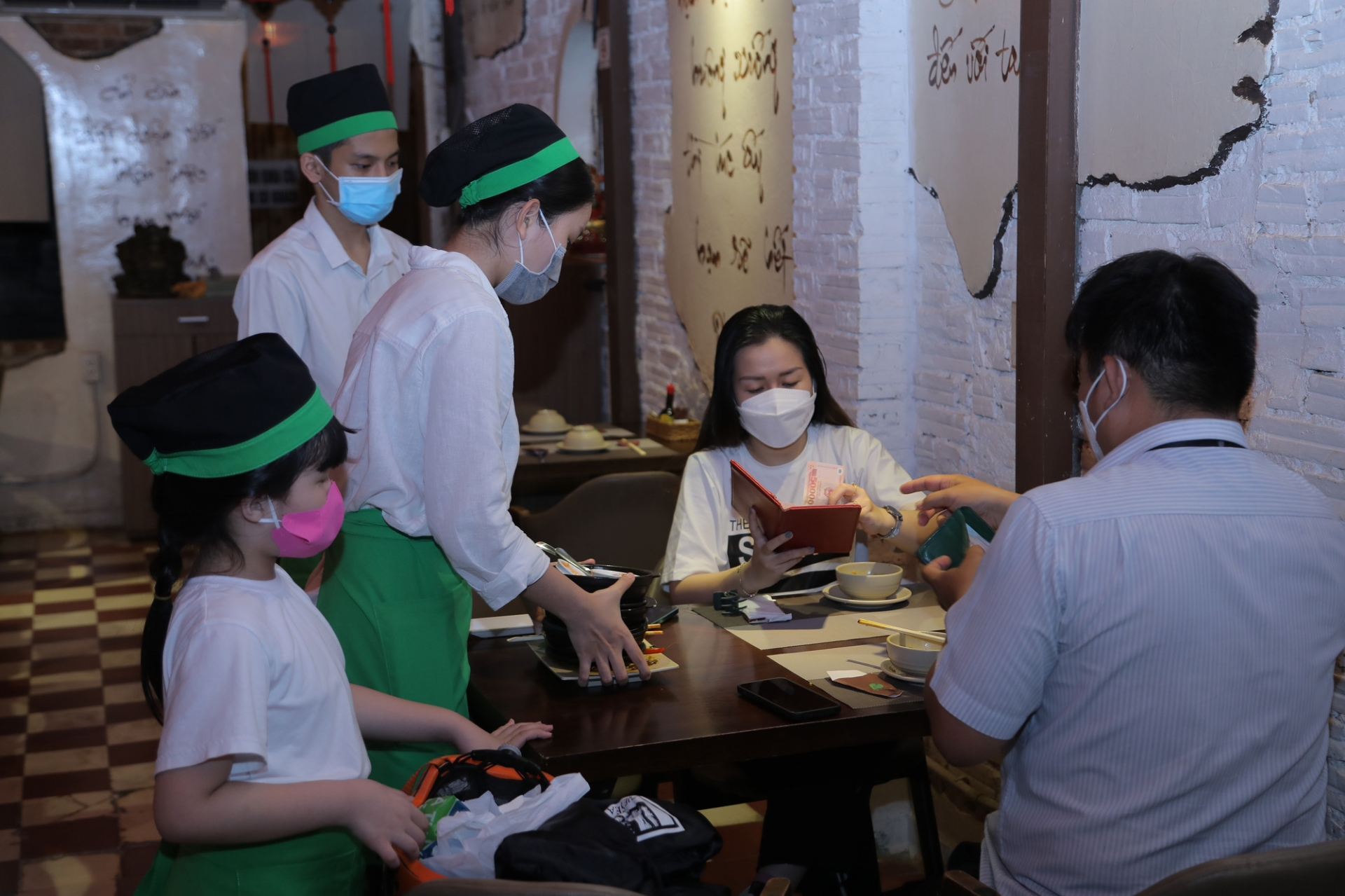 Cuộc sống của con nuôi Phi Nhung sau 5 tháng thiếu hơi ấm của mẹ, chi tiết nhỏ khiến khán giả nhói lòng 7 Cuộc sống của con nuôi Phi Nhung sau 5 tháng thiếu hơi ấm của mẹ, chi tiết nhỏ khiến khán giả nhói lòng 7