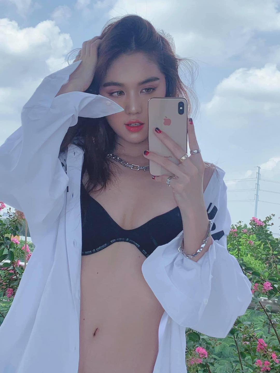 Dù chỉ chụp “nhè nhẹ” nhưng cô bạn khá đầu tư, trang phục khoe khéo vòng 1 tràn viền khiên dân mạng 'xỉu ngang xỉu dọc'