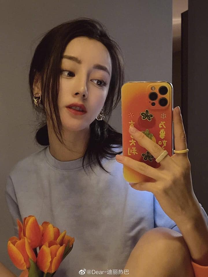 Địch Lệ Nhiệt Ba khoe góc nghiêng thần thánh