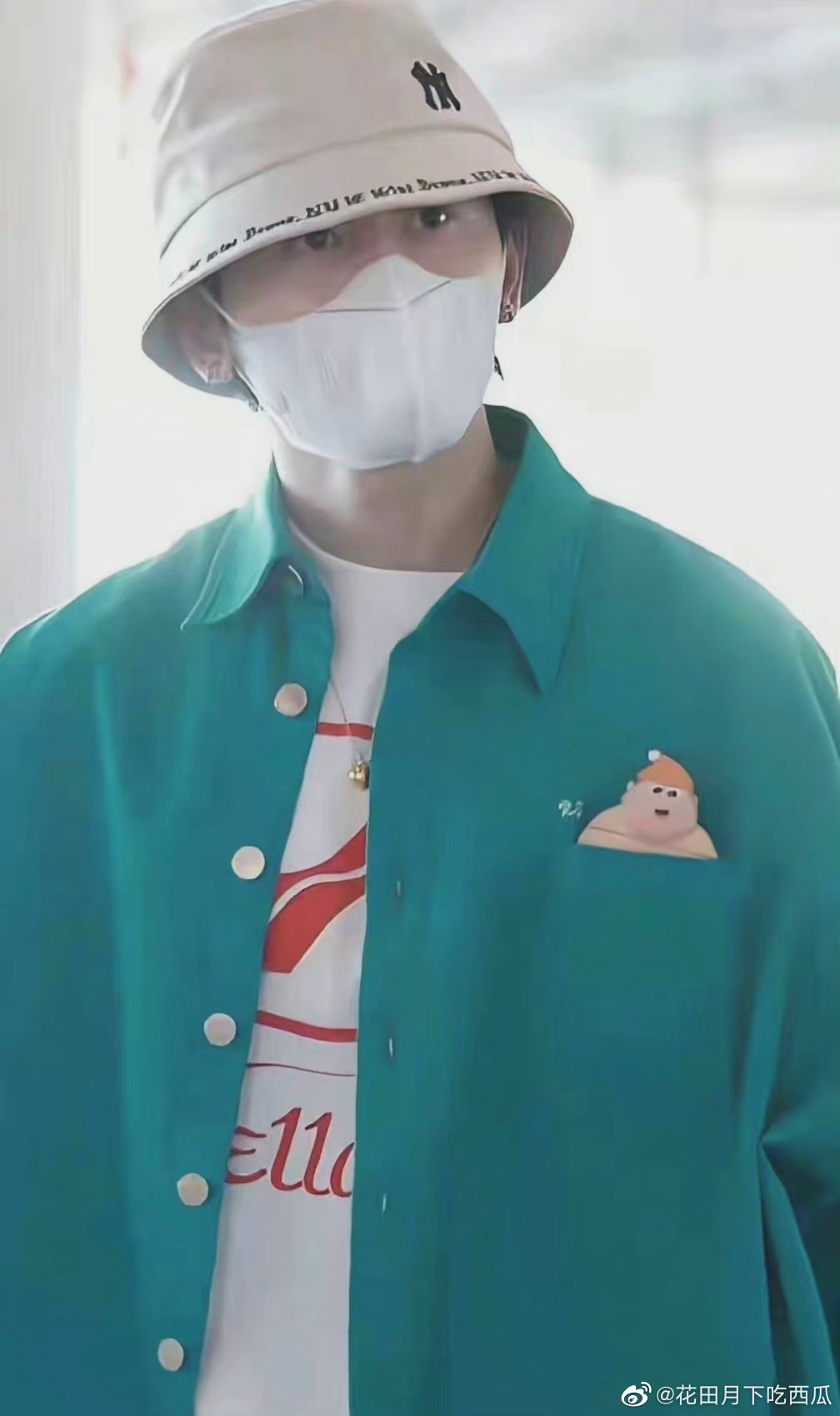 Trang BJH đưa tin, tối ngày hôm qua (1/3), nhiều tài khoản blogger đình đám của showbiz bất ngờ đăng tải hình ảnh mới nhất của Trương Triết Hạn tại 1 sân bay