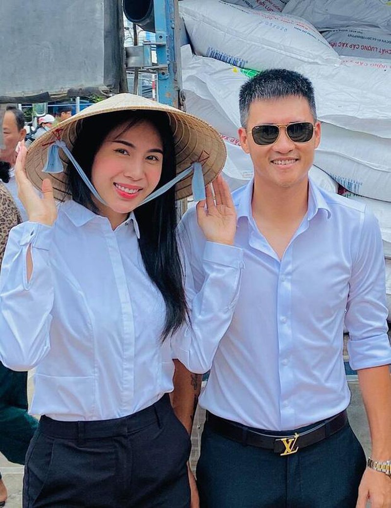 Tích cực tham gia công tác thiện nguyện, vợ chồng Công Vinh - Thủy Tiên nhận về vô số thị phi Tích cực tham gia công tác thiện nguyện, vợ chồng Công Vinh - Thủy Tiên nhận về vô số thị phi