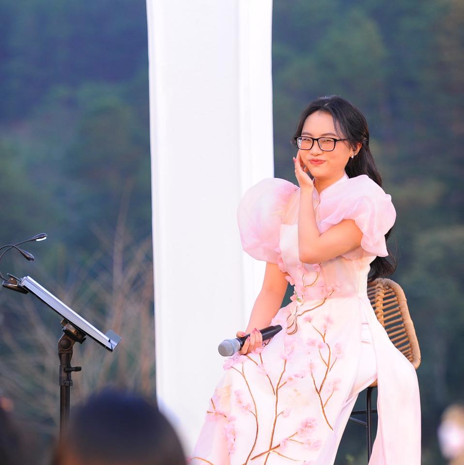 Phương Mỹ Chi cho biết nghề hát đã giúp gia đình của mình thay đổi rất nhiều