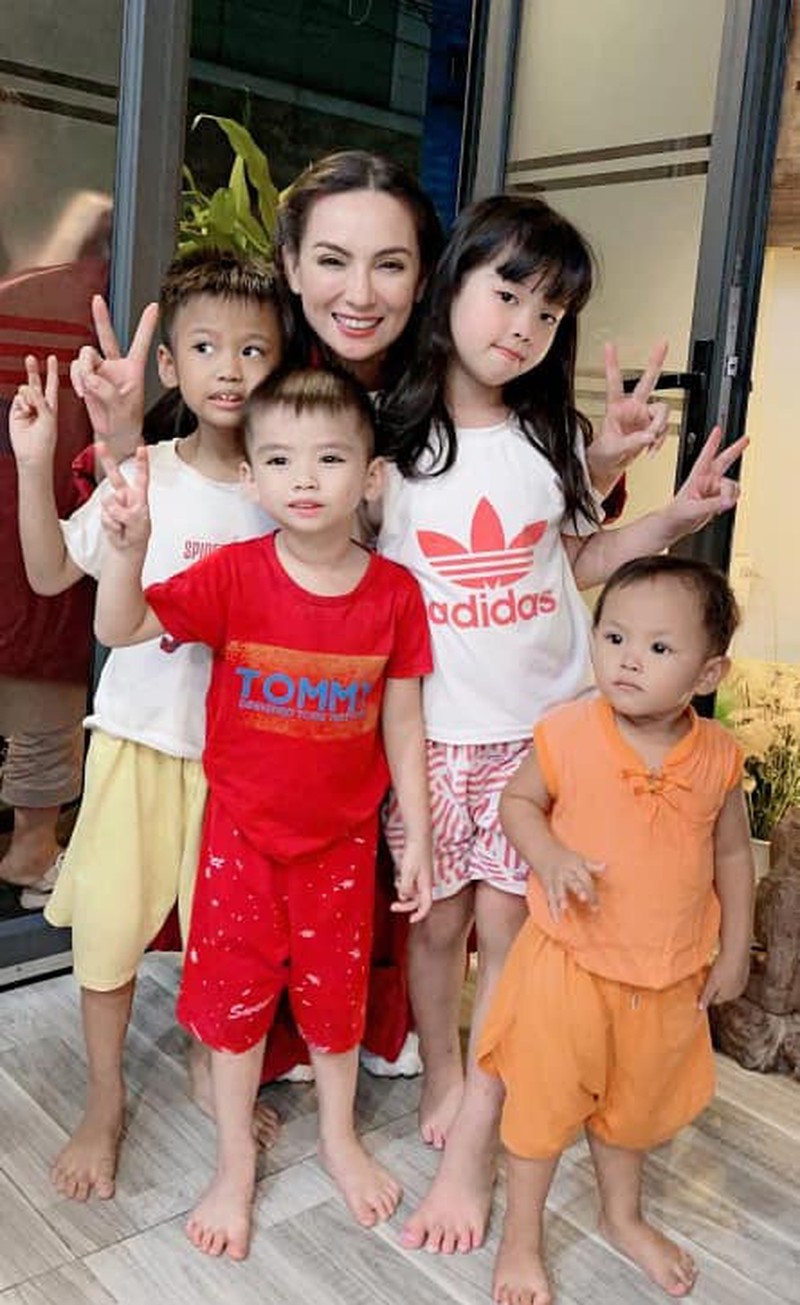 Phi Nhung thổ lộ 12 năm trở lại đây, cô không hẹn hò với một người đàn ông nào. Cố ca sĩ muốn dành hết tình cảm cho đàn con thơ của mình Phi Nhung thổ lộ 12 năm trở lại đây, cô không hẹn hò với một người đàn ông nào. Cố ca sĩ muốn dành hết tình cảm cho đàn con thơ của mình
