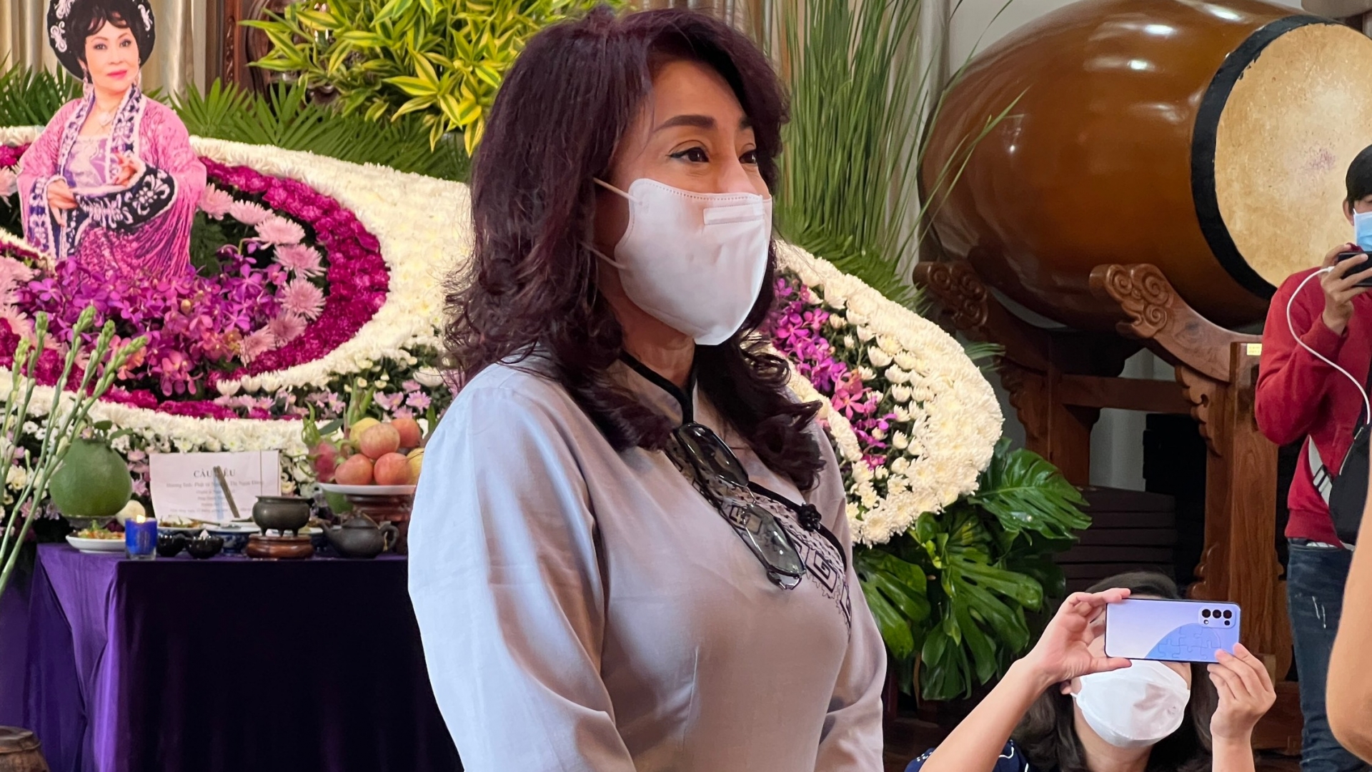 Thoại Mỹ cho biết cảm thấy buồn lòng khi sự việc bị đẩy qua xa, cô khẳng định mình và đàn chị có mối quan hệ rất thân thiết