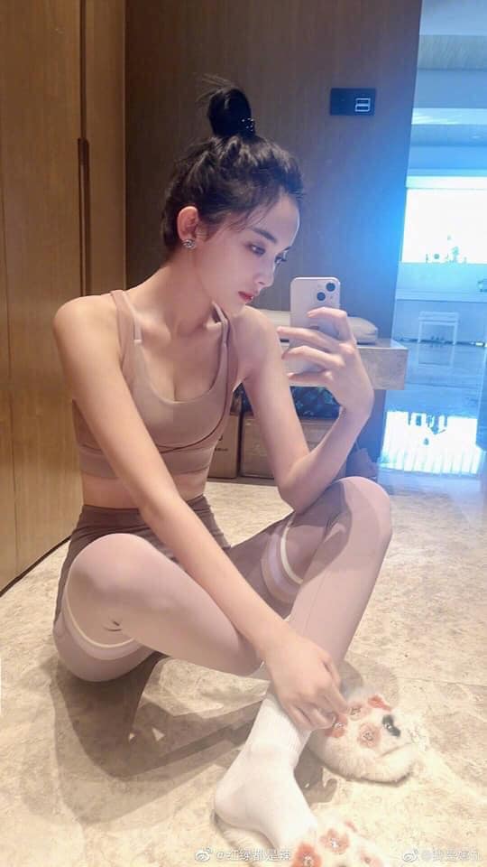 Hình ảnh Cổ Lực Na Trát tự sướng trước gương trong bộ ảnh mới đây