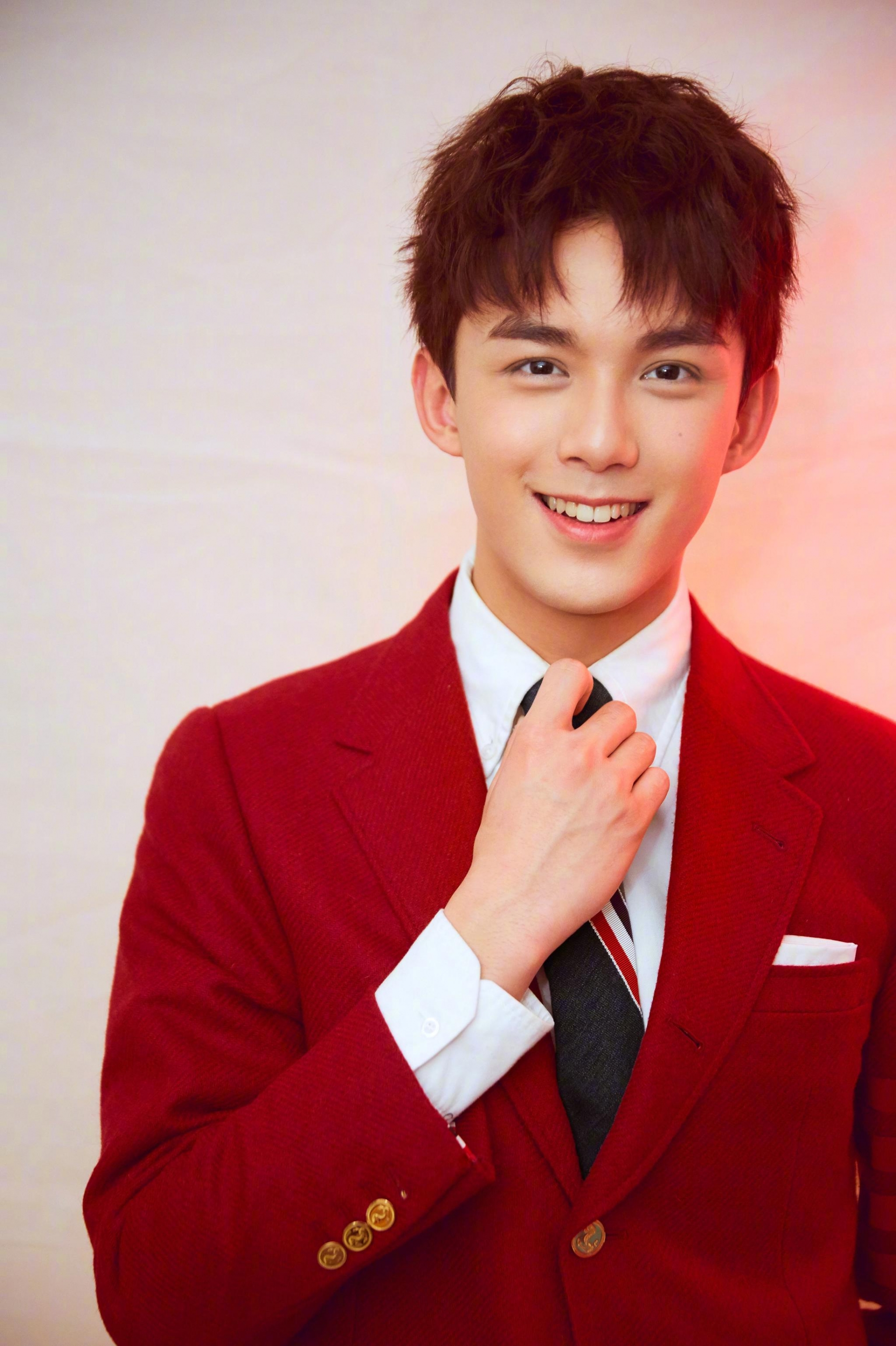 Dưa: Đoàn đội của Ngô Lỗi vẫn muốn cho anh đóng một bộ phim ngôn tình ngọt ngào. Nhưng gần đây anh tiếp xúc với dự án điện ảnh rất tốt, thế nên lịch trình đang chồng chéo với bộ tình cảm chị em kia. Hiện các bên đều đang cạnh tranh