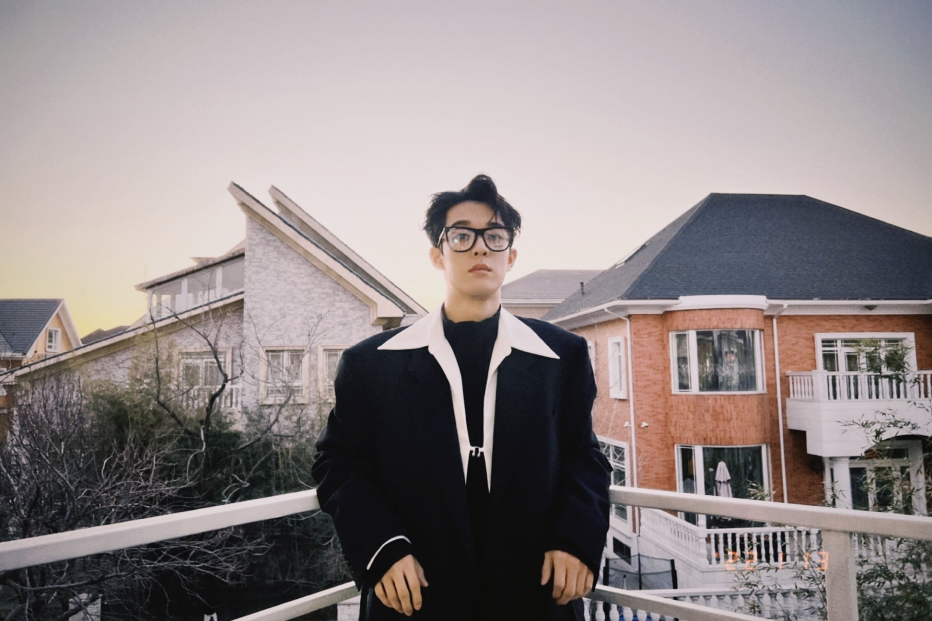 Tạo hình trưởng thành của Ngô Vũ Hằng dạo gần đây khiến dân tình ngỡ ngàng vì quá soái. Đặc biệt là trong video bắt trend 'Darari' cùng Khổng Tuyết Nhi vừa được đăng tải, hình ảnh Ngô Vũ Hằng đóng vest đeo kính ra dáng tổng tài nhận về cơn mưa lời khen.