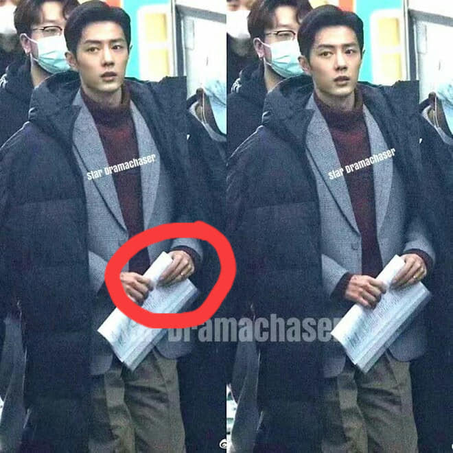 Sau thời gian vắng bóng, vào ngày 4/3, Tiêu Chiến đã xuất hiện vô cùng bảnh bao với tạo hình tổng tài để tham gia bộ phim mới mang tên 'Vùng Biển Trong Mơ '. Thế nhưng nét điển trai của Tiêu Chiến lại bị lu mờ bởi một món trang sức là chiếc nhẫn ở ngón'tình yêu'. Hiện tại thánh soi đang vô cùng bất ngờ và cho rằng Tiêu Chiến đã âm thầm kết hôn mà không cho ai biết