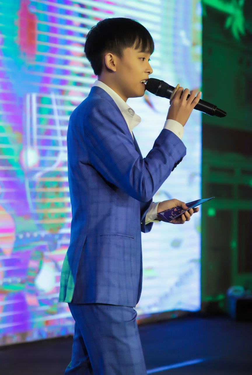 Fan tỏ ra vô cùng bất bình cho rằng các nhà sản xuất đang sử dụng tên tuổi của Hồ Văn Cường để câu kéo khán giả