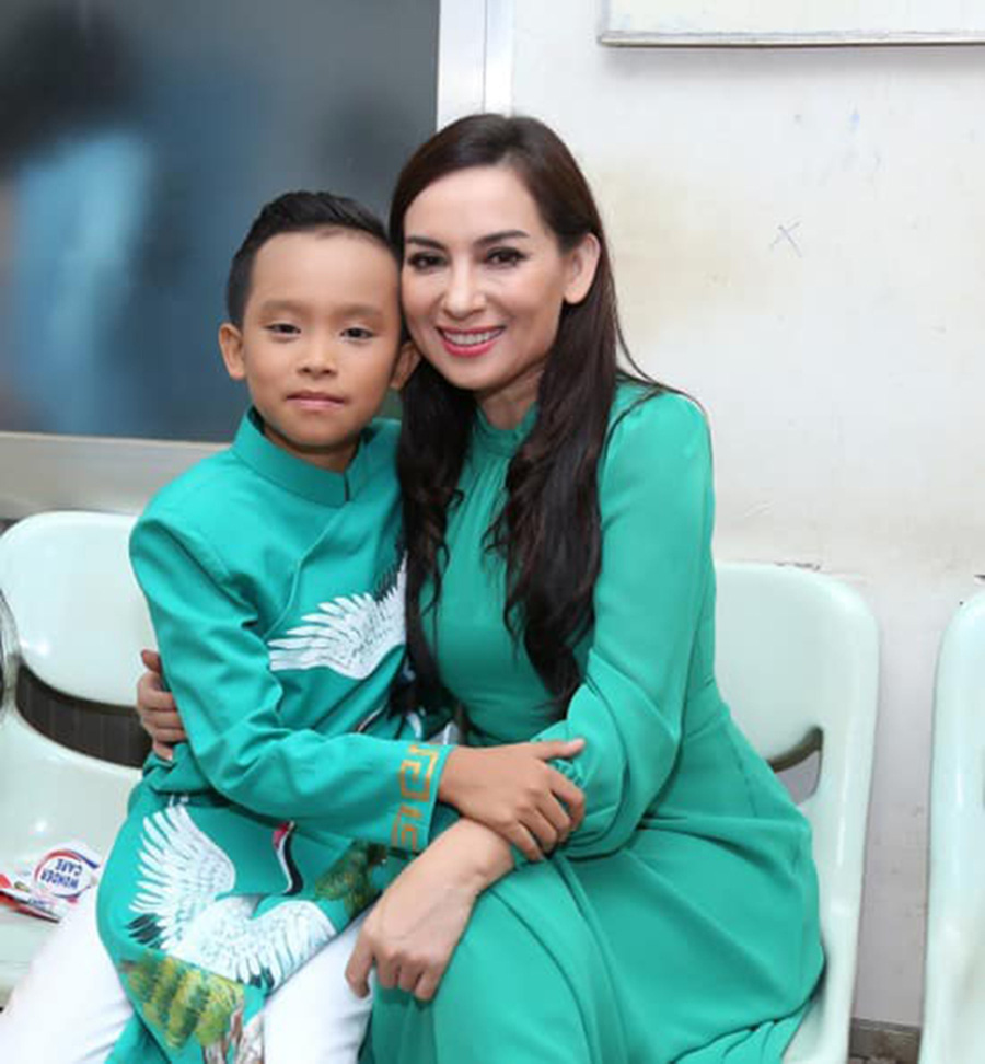 Lộ điểm chung khó tin của Phi Nhung với 'thế lực' hậu thuẫn Hồ Văn Cường, mảnh đời bất hạnh sẽ đi về đâu? 4 Lộ điểm chung khó tin của Phi Nhung với 'thế lực' hậu thuẫn Hồ Văn Cường, mảnh đời bất hạnh sẽ đi về đâu? 4