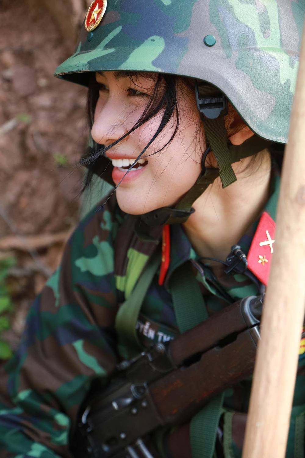 Chiếc áo Minh Hải mặc có họa tiết 'rằn ri' trùng hợp thay, những ngày qua vợ cũ của anh đã tham gia show trong môi trường quân đội