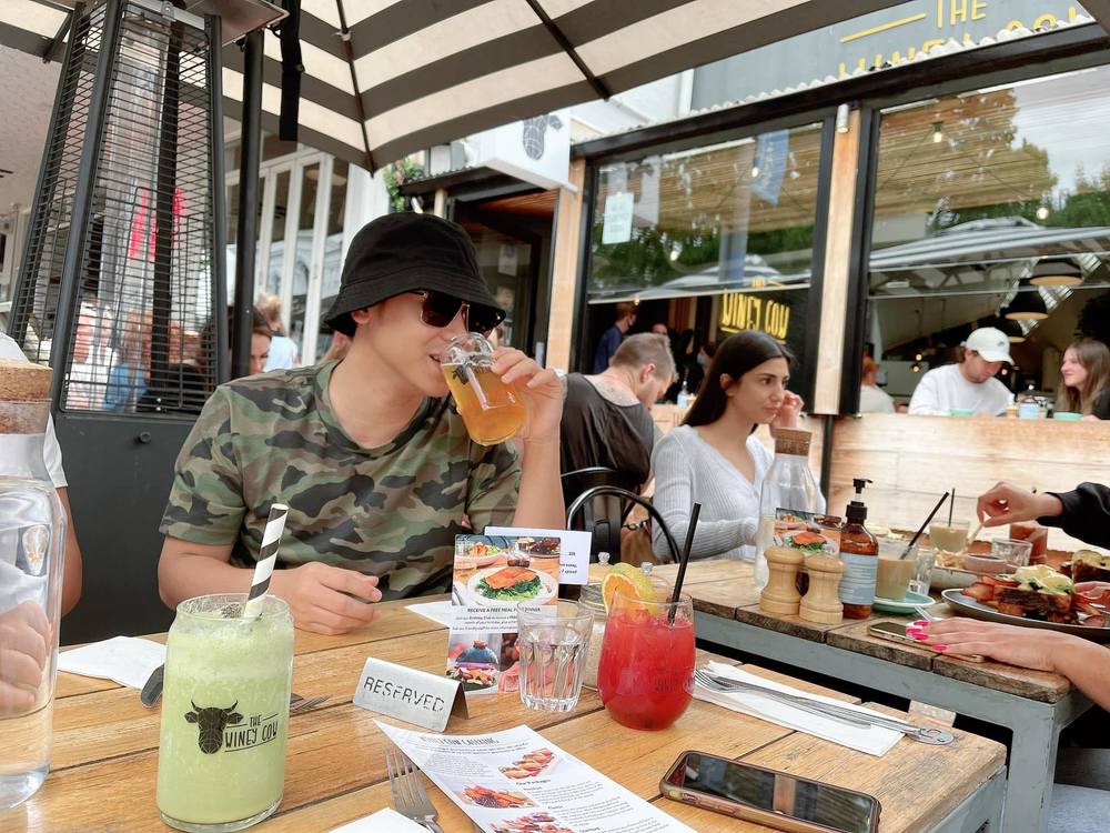 Thiếu gia Minh Hải đăng tải hình ảnh đi ăn cùng bạn bè. Trong ảnh, vị thiếu gia này ăn vận khá thoải mái, thần sắc vui tươi.