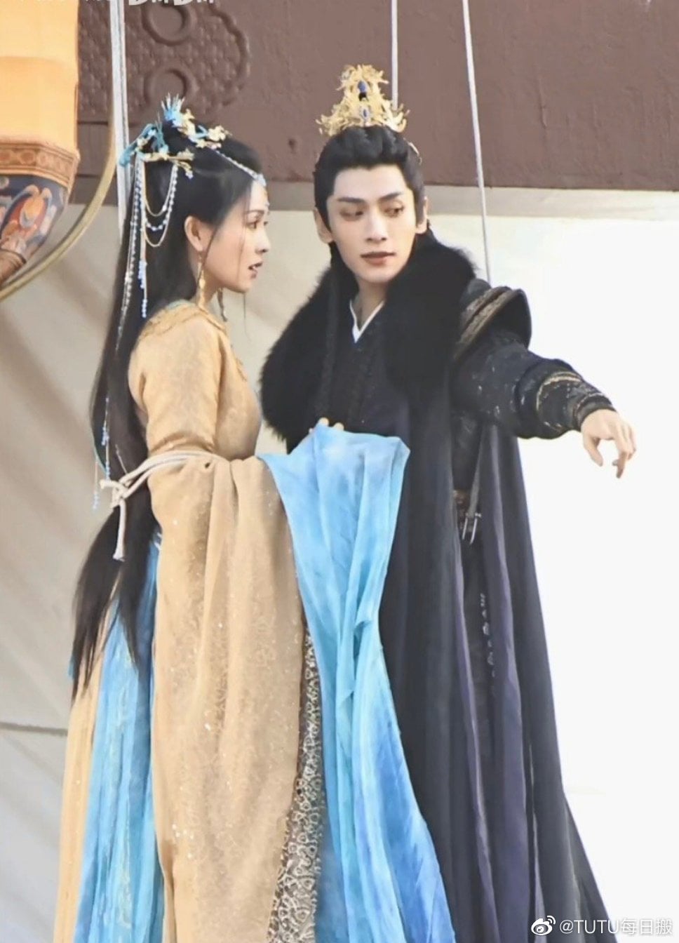 Blogger tổng hợp khoảnh khắc chung khung hình của La Vân Hi - Bạch Lộc trong Trường Nguyệt Tẫn Minh. Có lời khen vì cảm giác couple rất tốt.