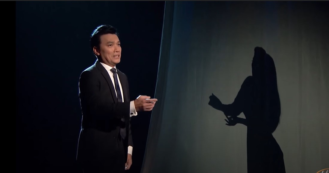 Để giúp công chúng vơi đi nỗi nhớ, vừa qua trung tâm âm nhạc hải ngoại Thúy Nga đã tái hiện lại hình ảnh Phi Nhung và biểu diễn cùng Mạnh Quỳnh