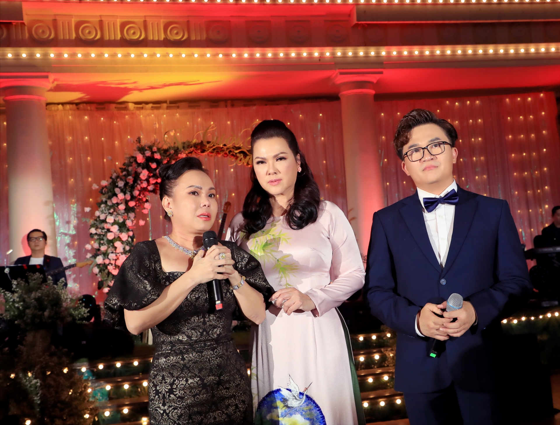 Việt Hương tham gia sự kiện tri ân khán giả và ra mắt CD mới cho bà xã cố nghệ sĩ Chí Tài