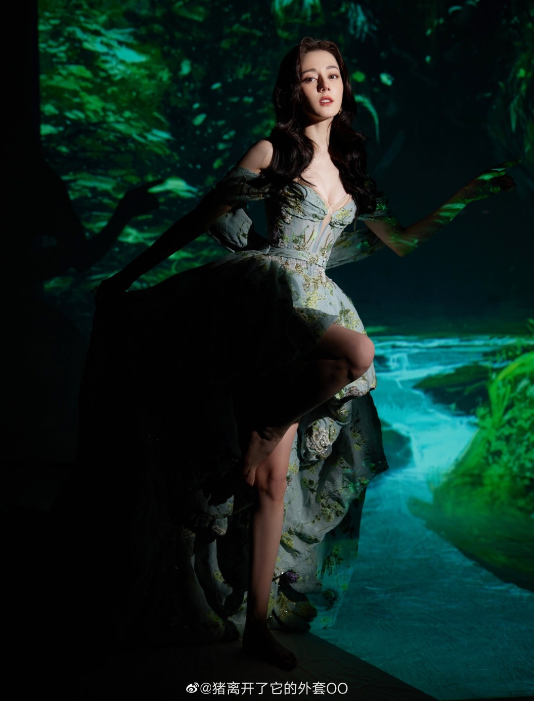 Tạo hình của Địch Lệ Nhiệt Ba trong hoạt động diễn ra tối qua